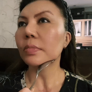 Mujer tocándose la papada